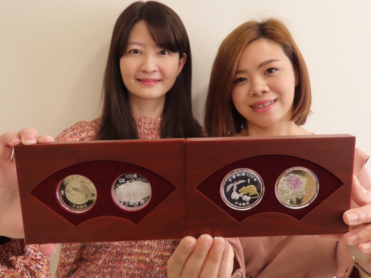 ▲中央銀行宣布，1月14日將委請台灣銀行發售第3輪生肖紀念套幣系列第4套「庚子鼠年生肖紀念套幣」11萬套，每套售價新台幣1800元。（圖／記者顏真真攝）