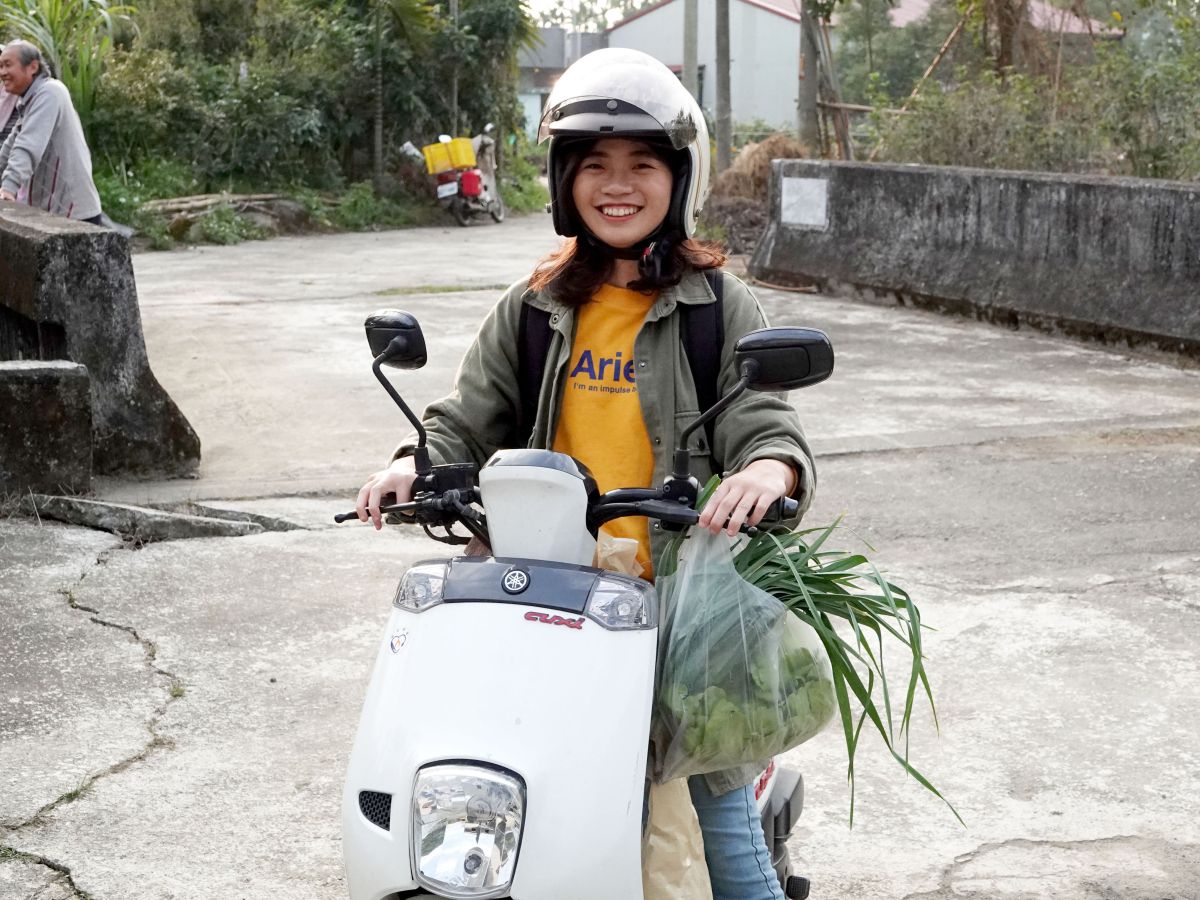 ▲黃語晨每周至少一趟騎著機車，將蔬菜載到離灣潭社區27公里遠的中正大學。（圖/中正大學提供，2020.01.02）