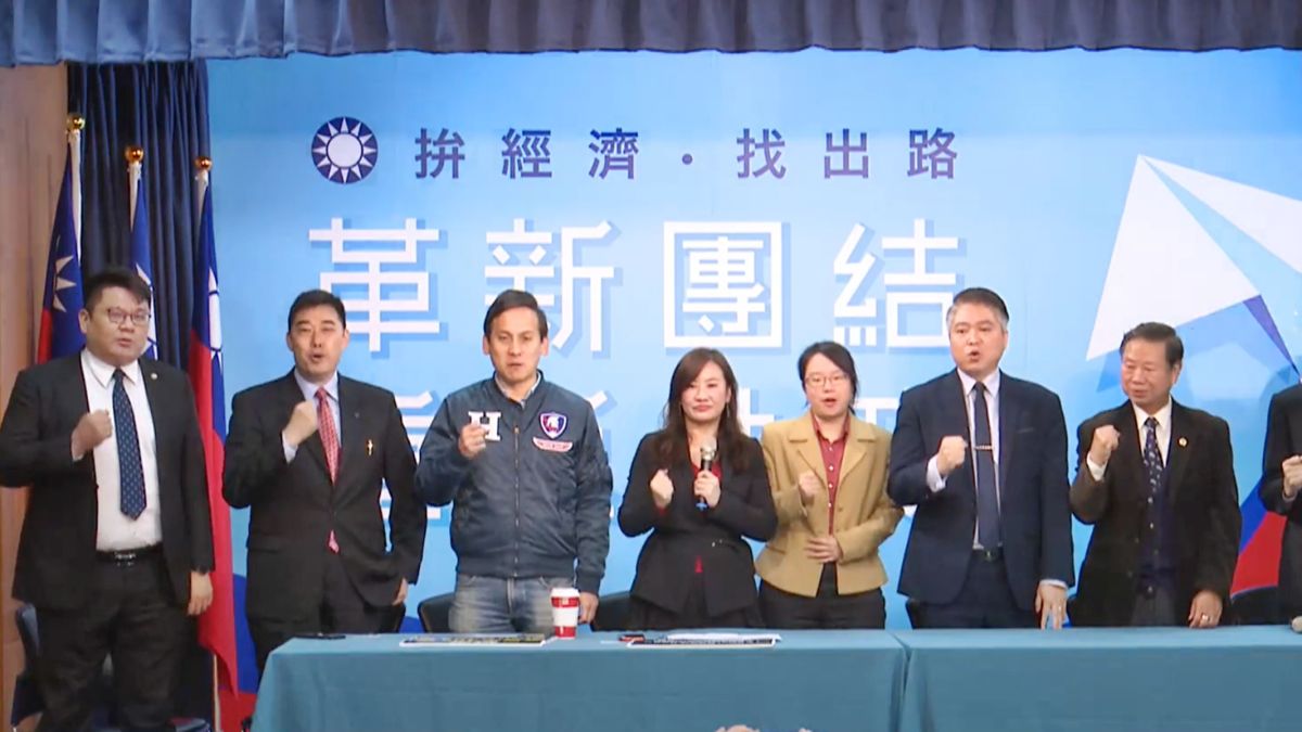 韓國瑜競選辦公室2日宣布成立律師扶助團，協助民眾因轉貼 line 或臉書，遭警方約談「傳假訊息」的恐懼。( 圖 / 記者陳弘志攝 )