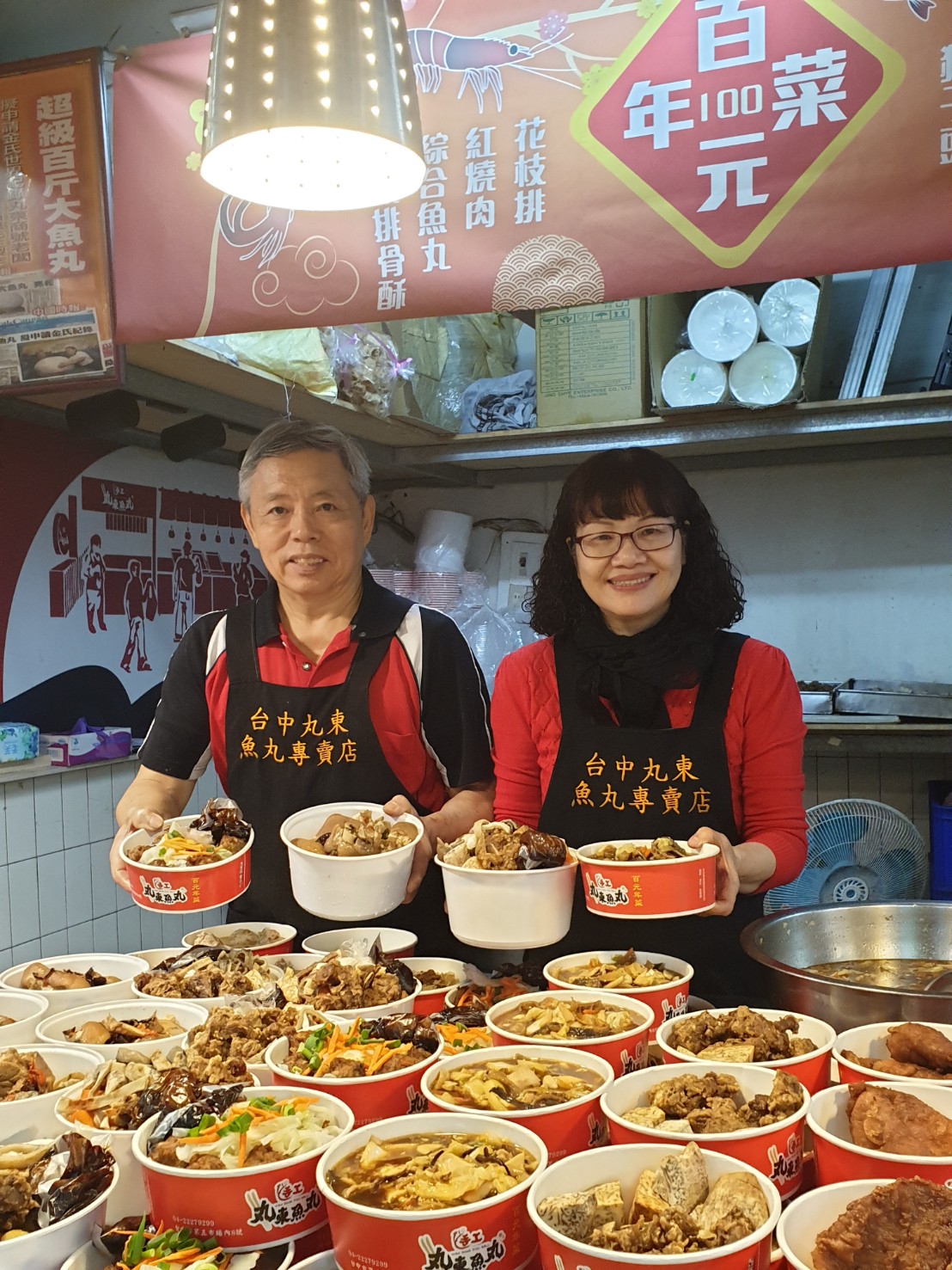 ▲台中市第五市場丸東商號，連續八年推出百元年菜，好吃又實惠，名氣超夯（圖／金武鳳攝，2020.1.2)