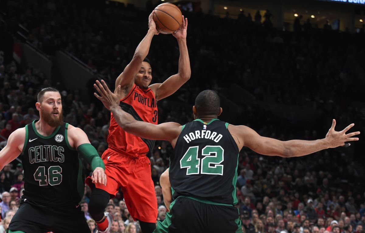 拓荒者後衛CJ McCollum切入，塞爾提克中鋒Al Horford上前攔阻。（圖／美聯社／達志影像）