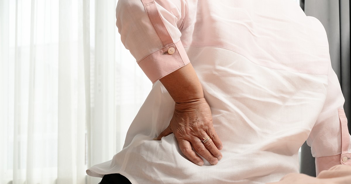 ▲農婦因害怕傳統脊椎手術恐傷及神經，選擇透過脊椎微創內視鏡手術去除病理性骨刺、減除椎間盤突出的壓力。（圖／ingimage）