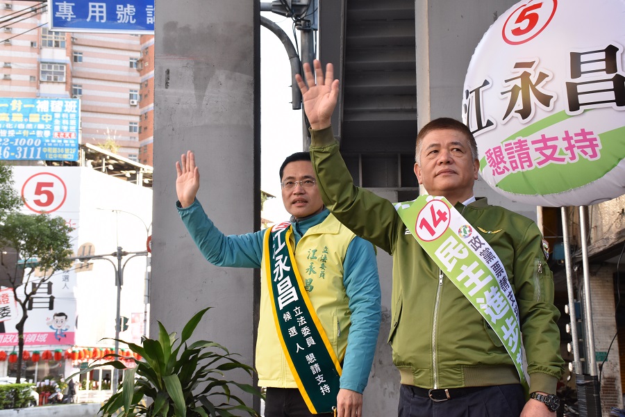 ▲新北市立委第八選區候選人江永昌與立委施義芳一起在新北是中和區與民眾揮手拜票。（圖／江永昌辦公室提供）