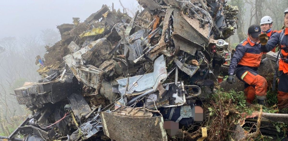 ▲一架黑鷹直升機昨天上午墜毀新北烏來山區，釀8死5傷。（圖／宜蘭消防局提供）