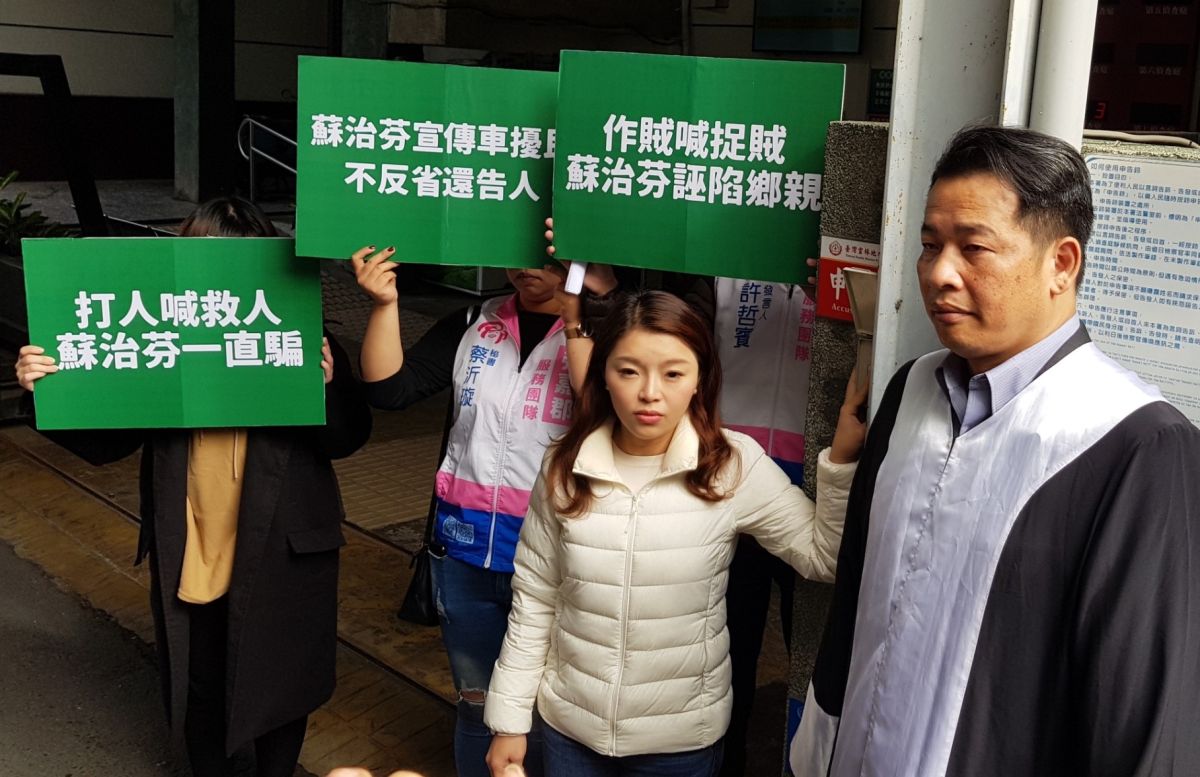 ▲張嘉郡由律師羅裕欽陪同，到雲林地檢署按鈴控告蘇治芬與范雲。（圖／記者蘇榮泉攝，2020.01.02）