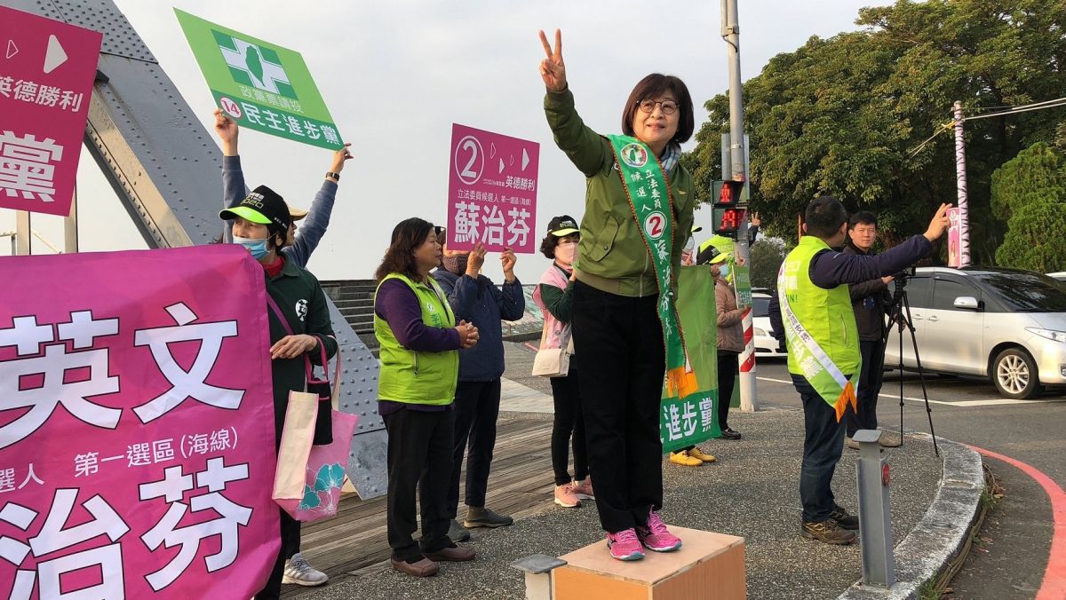 ▲立委候選人蘇治芬站在虎尾鐵橋向民眾問好。（圖／記者蘇榮泉攝，2020.01.02）