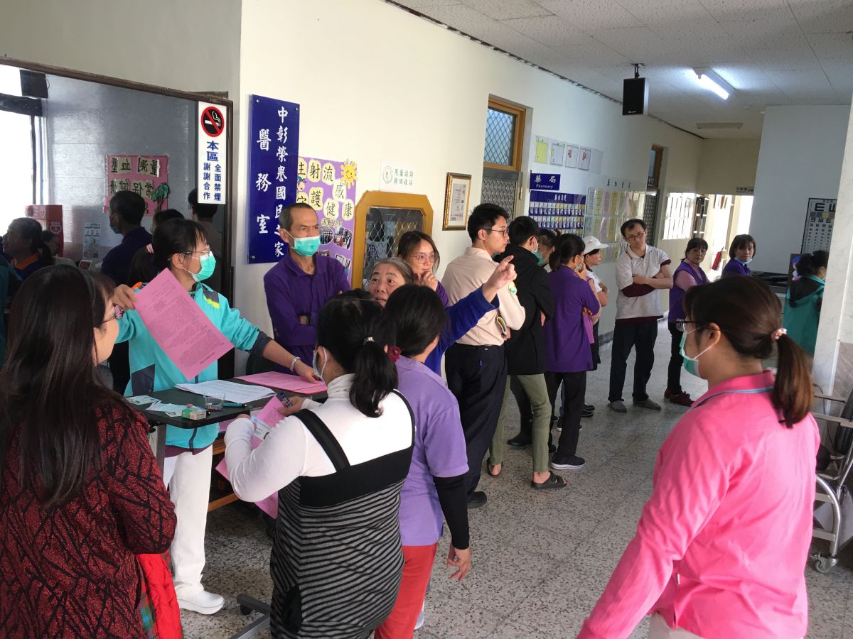 ▲目前已進入流感流行期，中彰榮譽國民之家辦理第三階段公費流感疫苗施打，防範流感病毒不在機構內「流行」。（圖／記者陳雅芳攝，2020.01.02）