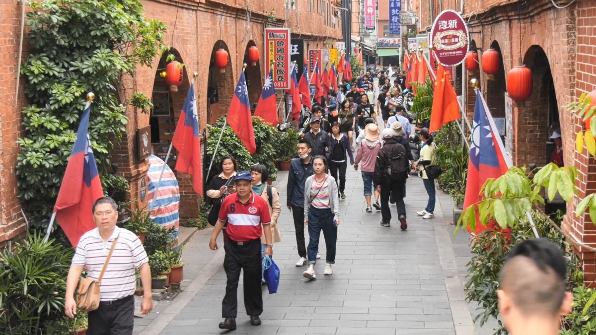 ▲金門著名景點模範街曾因一邊一國旗幟而爆紅，成為陸客旅遊打卡首選。（圖／蔡若喬攝, 2020.01.02）