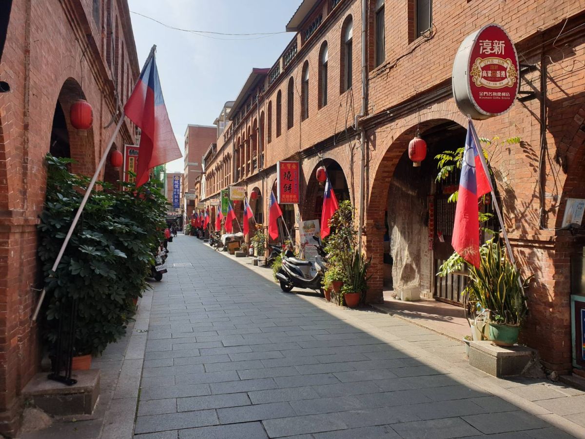 ▲金門模範街五星旗連夜遭拔除。（圖／蔡若喬攝, 2020.01.02）