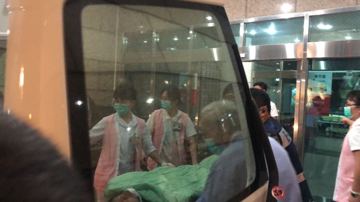 ▲黑鷹事件5名生還者當中，有4傷者晚間7點多自宜蘭陽明醫院轉院內湖三總，其中有傷患送抵三總時以擔架扛出。（圖／記者劉雅文攝，2020.1.2）