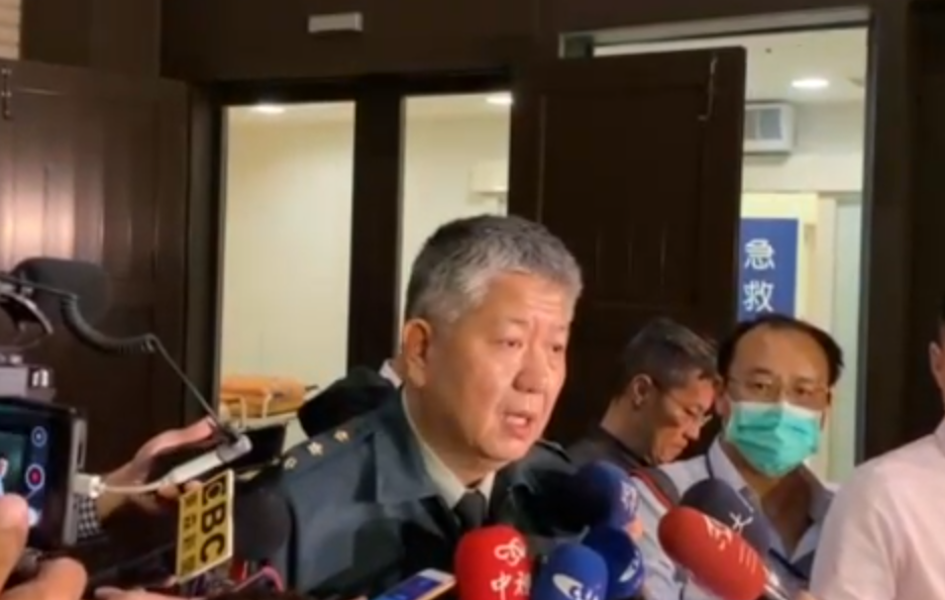 ▲國防軍醫局衛勤保健處處長高中錚說明，目前四位生還者生命跡象接穩定，將轉往三軍總醫院做後續治療。(圖/記者李清貴攝，2020.01.02)
