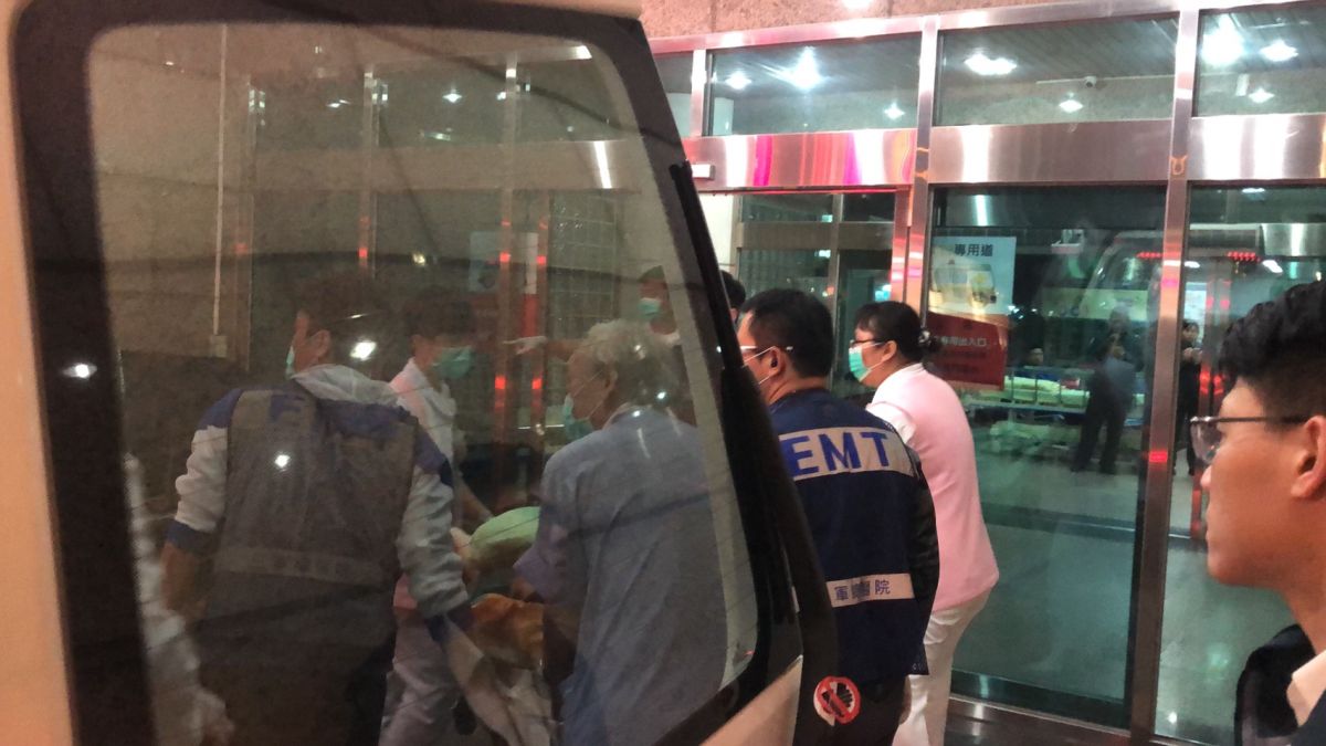 ▲國防部UH-60M黑鷹直升機今（2）日不明原因迫降於烏來山區，僅有5人生還，陸續送往內湖三總。（圖／記者劉雅文攝）