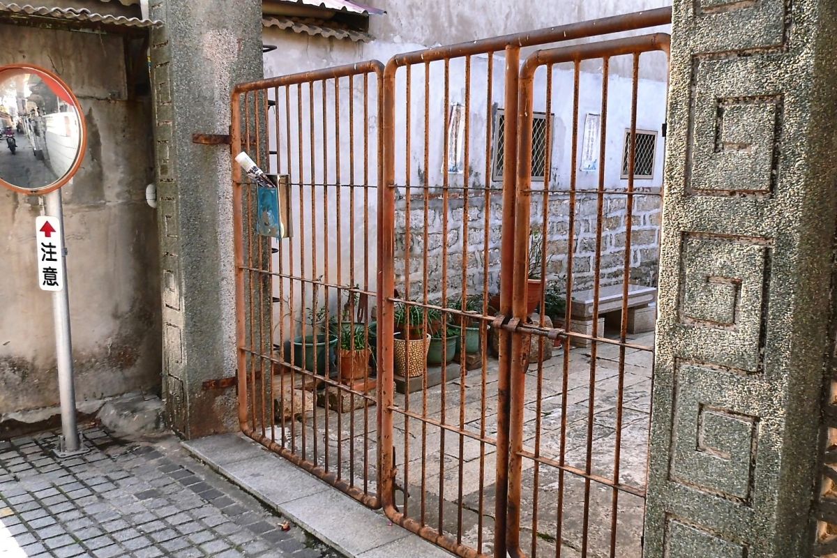 ▲洪鴻鈞老家大門深鎖，家屬婉謝親友上門探視，避免高齡九十多歲老母親得知惡耗。（圖／蔡若喬攝, 2020.01.02）