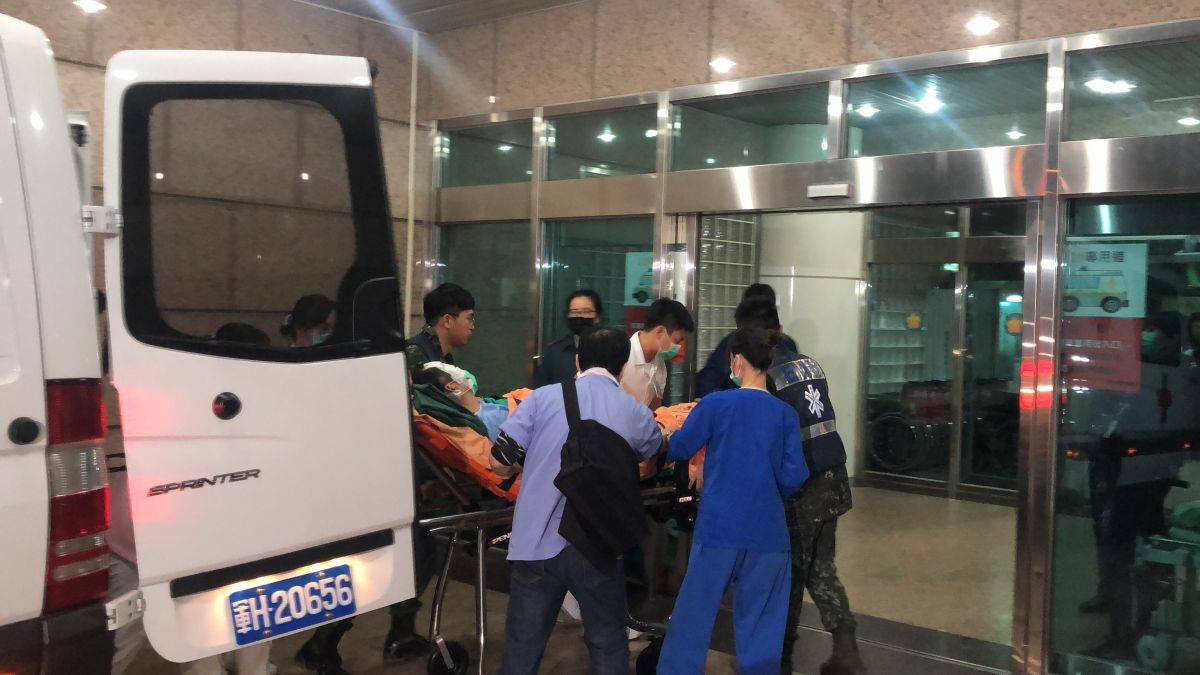 ▲一架黑鷹直升機今(2)日在新北與宜蘭交界處的山區發生迫降,，機上五名倖存者被送往三軍總醫院。（圖／記者劉雅文拍攝）