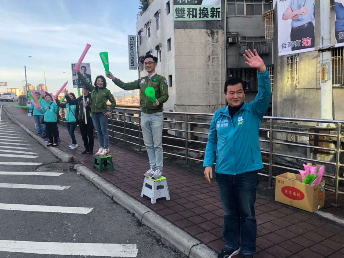 ▲新北市雙和區（永和、中和區）立委候選人蔡沐霖今(2)日參加「2020 台灣要贏‧新北站出來」聯合站路口活動。（圖／蔡沐霖辦公室提供）