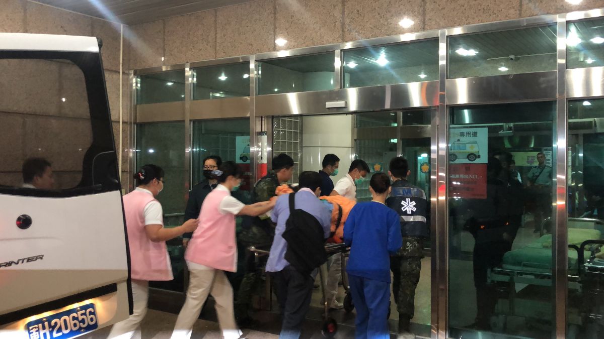 ▲原本病情穩定的軍聞社的新聞官陳映竹，今（3）天電腦斷層報告出來以後，發現有骨折情形，經過醫生評估，目前在加護病房持續密切觀察中。（圖／記者劉雅文拍攝）