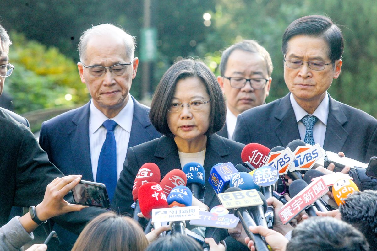 ▲總統蔡英文3日赴三總探視黑鷹直升機墜毀傷者，並前往靈堂上香、慰問罹難者家屬。（圖／記者葉政勳攝, 2020.1.3）