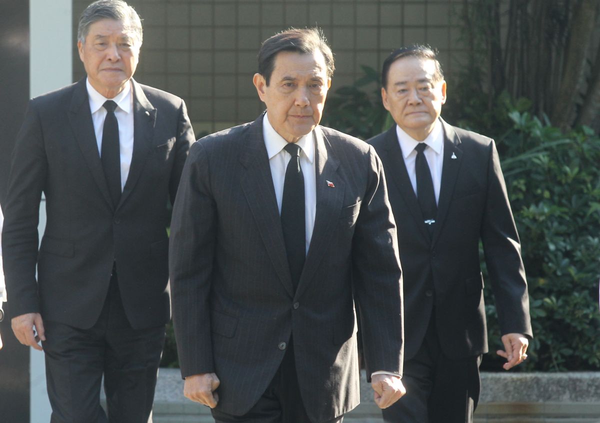 ▲在前國防部長高華柱陪同下，前總統馬英九赴三總向黑鷹直升機墜毀罹難者上香。（圖／記者葉政勳攝, 2020.1.3）