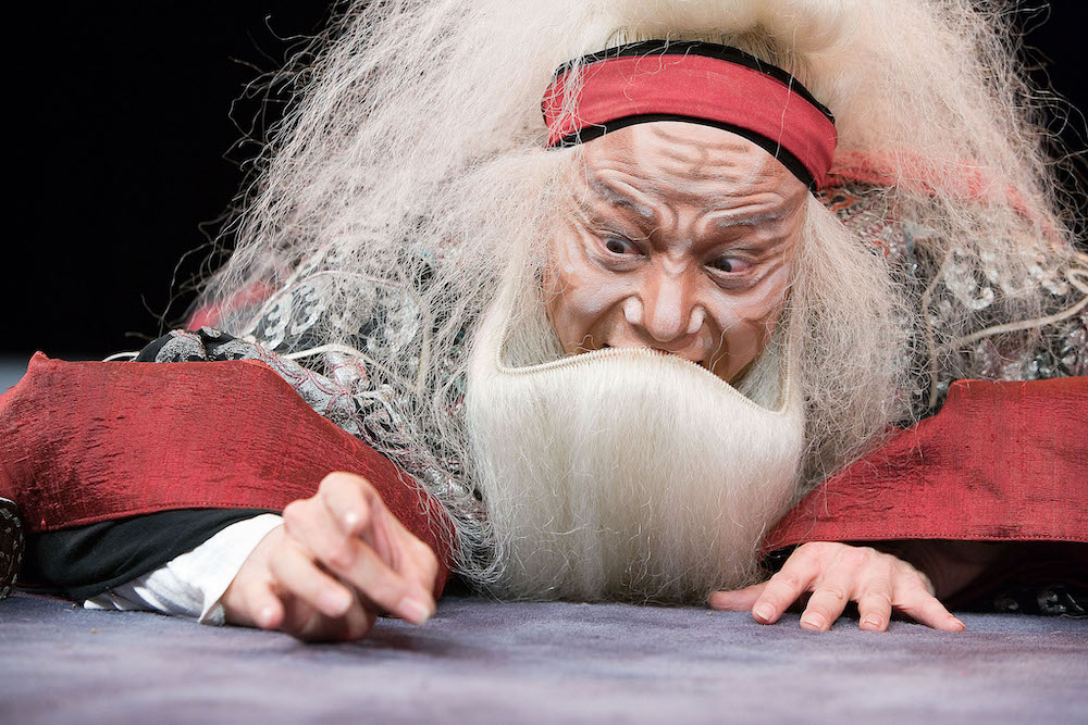 ▲《李爾在此》改編自莎士比亞經典悲劇《李爾王》，由吳興國以獨角戲形式一人分飾十角，用京劇的唱唸作打重新詮釋演出。（圖／文化部提供）