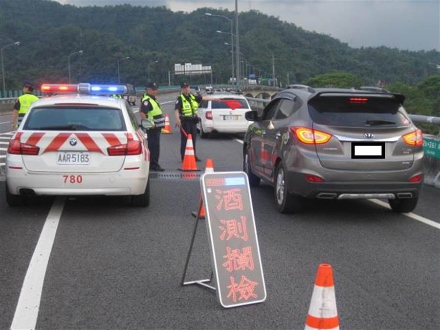 ▲不少民眾忽略「隔夜醉」問題，醫師也提醒，喝酒後需要充足的休息，才能將酒精代謝完全。（圖／NOWnews資料圖片）