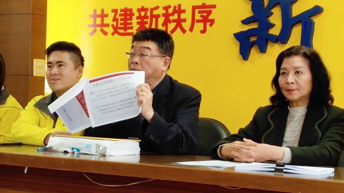 右起依序是：前新聞局長鍾琴、前立委邱毅、新黨發言人王炳忠。( 圖 / 新黨提供 )