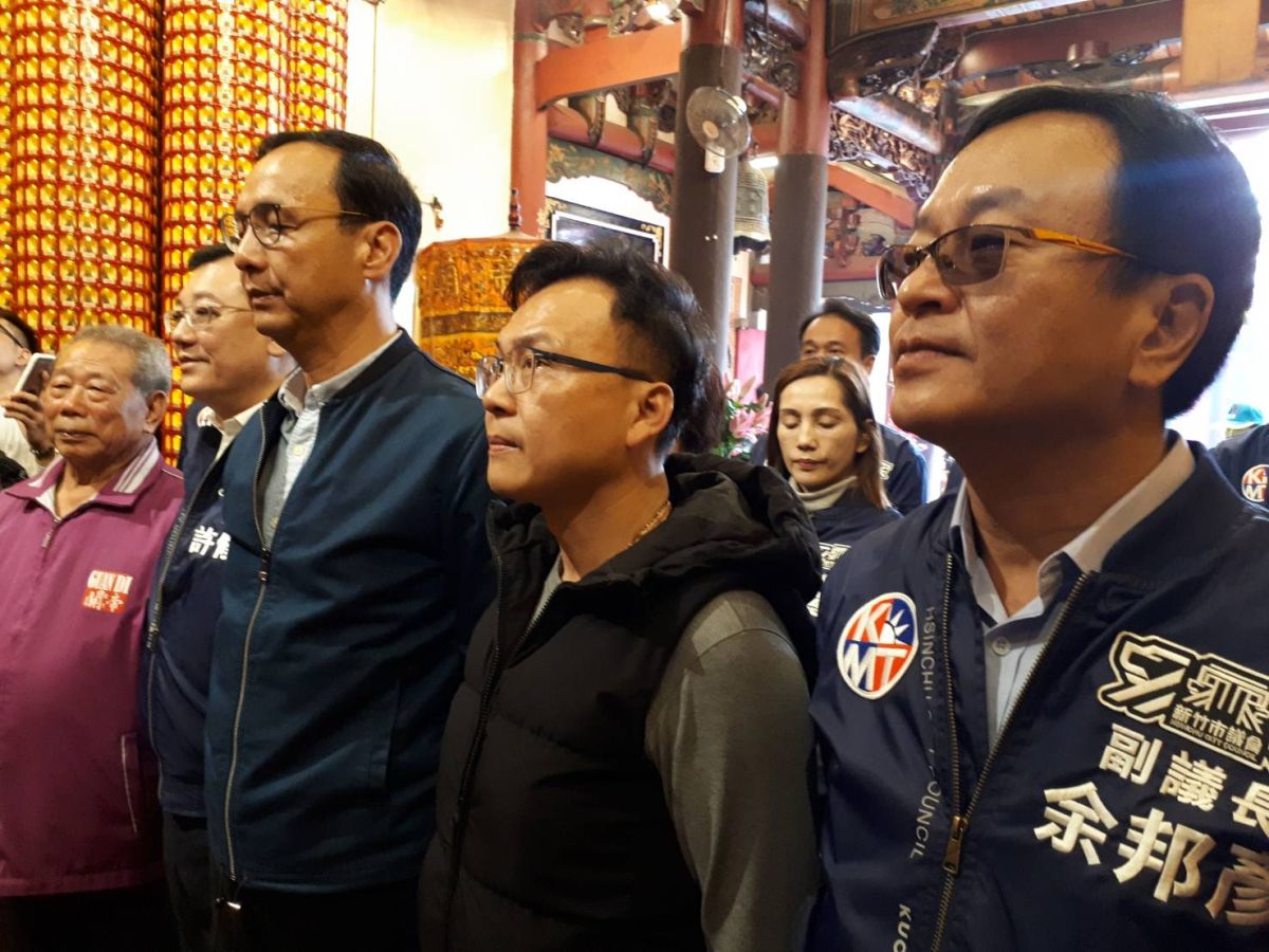 ▲前新北市長朱立倫3日到新竹市關帝廟，為國軍空難事件祈福，祈求傷者能早日恢復健康。(圖/記者金祐妤攝，2019.12. 18)