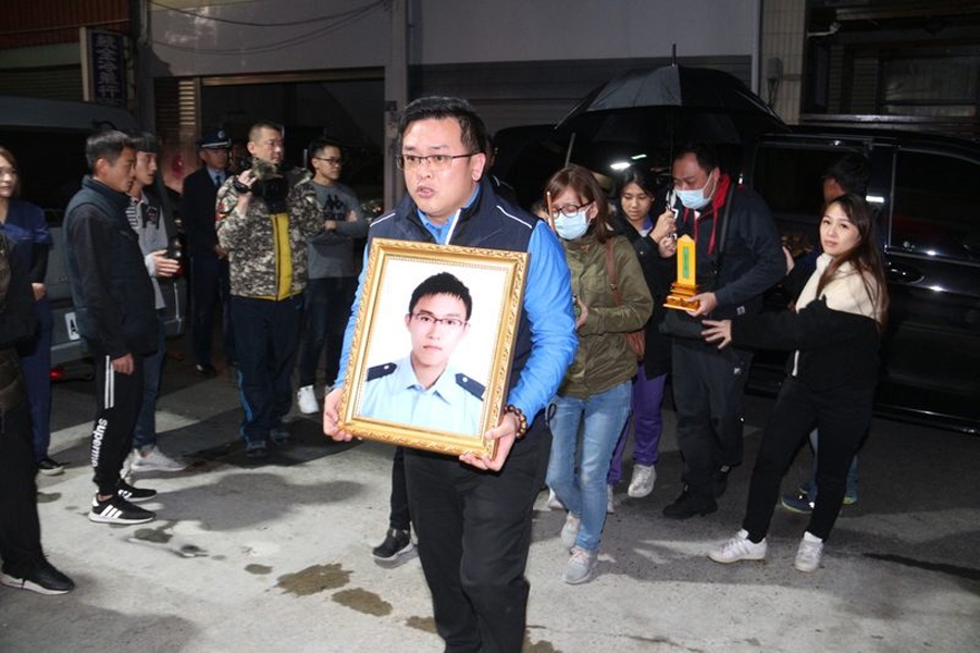 黑鷹直升機失事罹難的參謀少校黃聖航，遺體3日凌晨被送回苗栗家中。親友哀慟指出，黃聖航擔任參謀總長沈一鳴的侍從官，生前最後一刻仍盡忠職守，雙手緊緊抱著守護總長。中央社記者管瑞平攝 109年1月3日