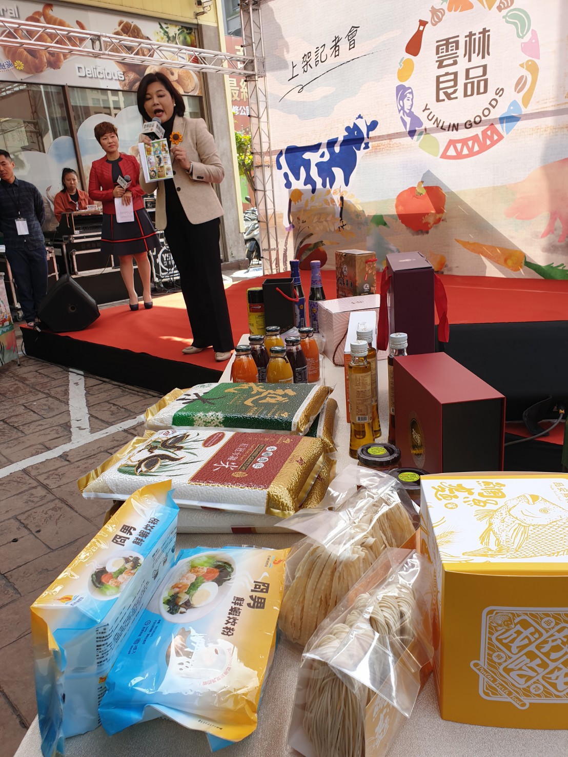 ▲雲林縣長張麗善為打開「雲林良品」通路，今赴台中與楓康超市簽置合作書，即日起第一批春節禮盒上架。（圖／金武鳳攝，2020.1.3)