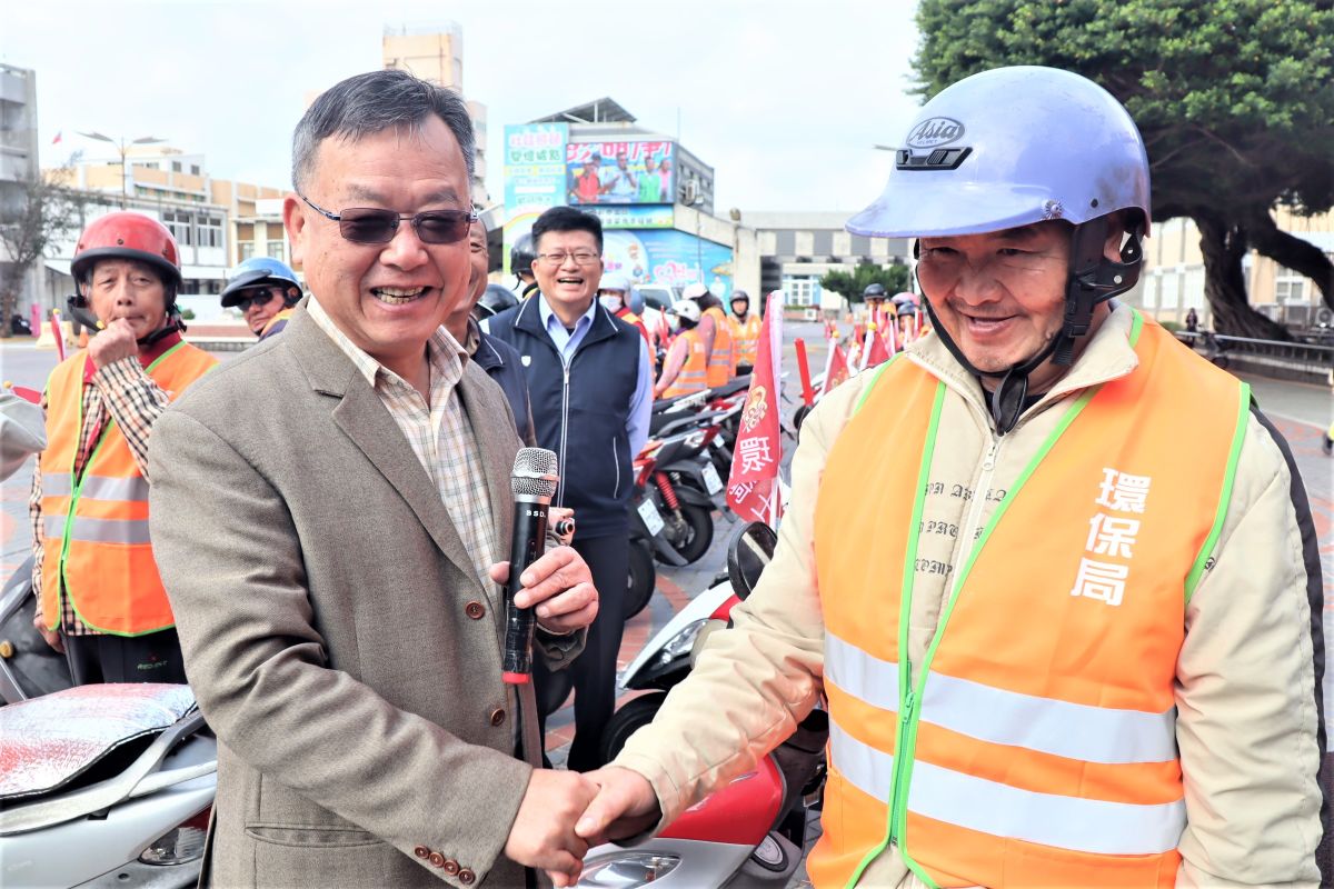 ▲澎湖縣環保局成立「環保騎士隊」，強化馬公市區道路的環境清潔維護工作，賴峰偉一一點名並感謝騎士隊成員的付出。（圖／記者張塵攝，2020.01.03）