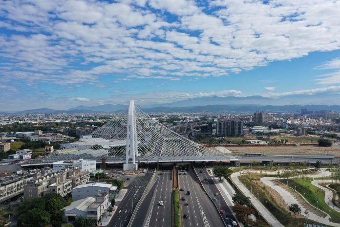 ▲中市府打造豎琴外觀的純白「斜張橋」，主塔高度高達72公尺，為中台灣之最。 (圖／市政府提供2020.1.3)