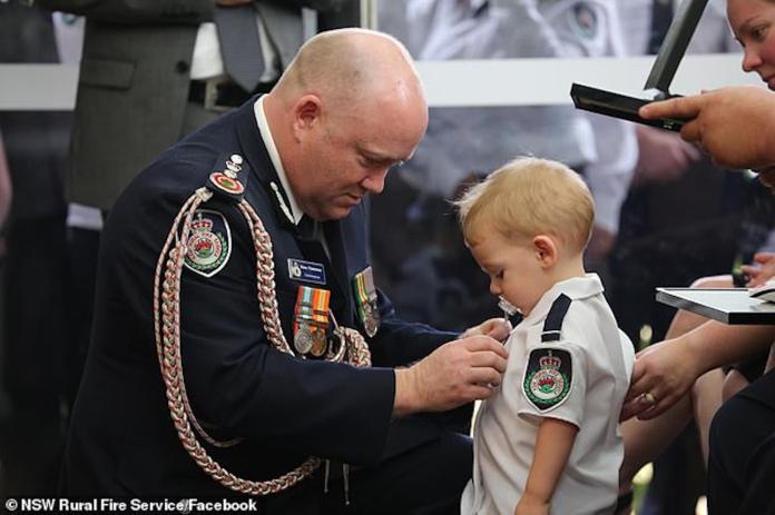 澳洲消防員對抗野火殉職　獨留19個月大幼子代領勛章
