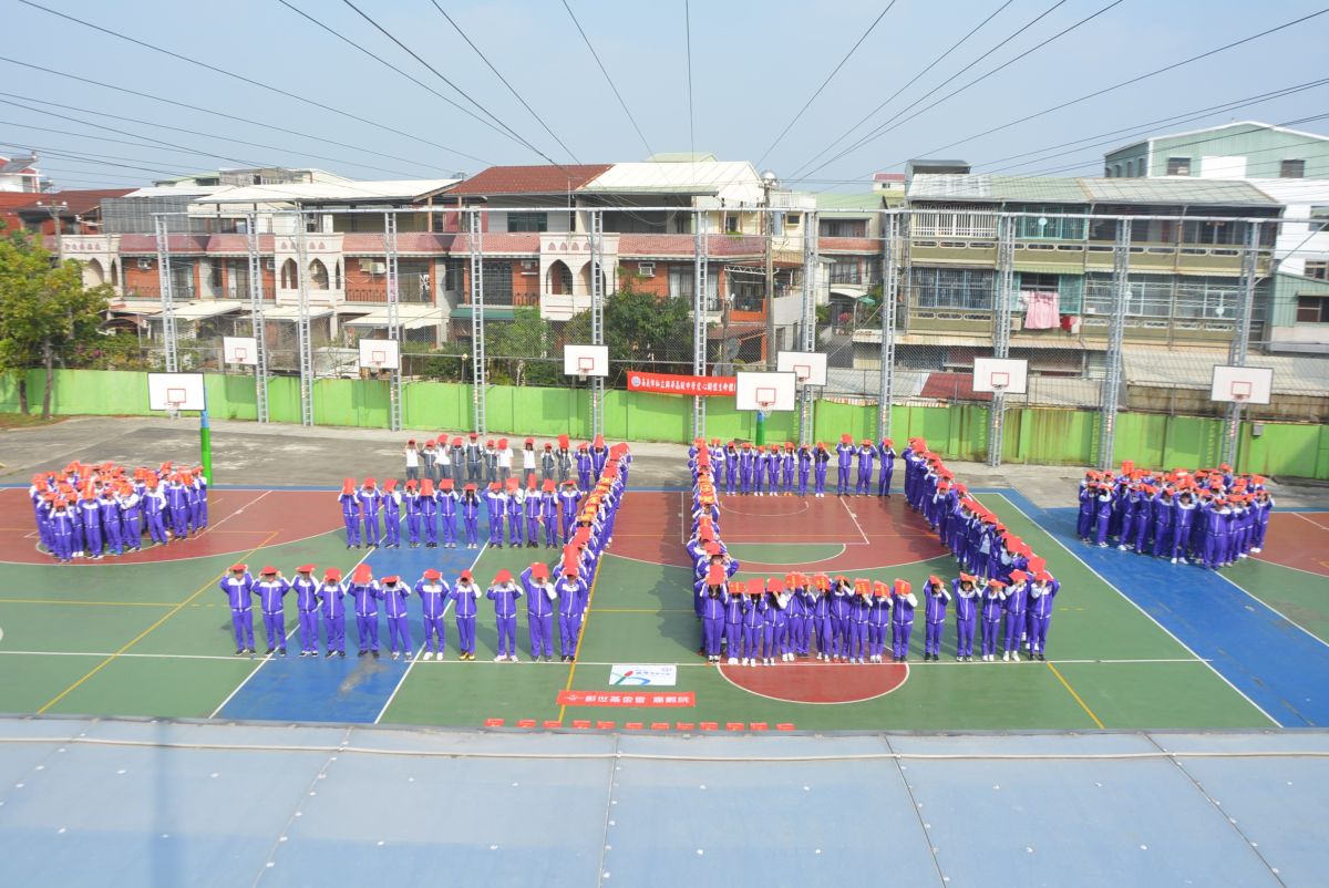 ：▲225名自願參與的學生在操場排出「30」隊形。（圖／記者郭政隆攝影2020.1.3）