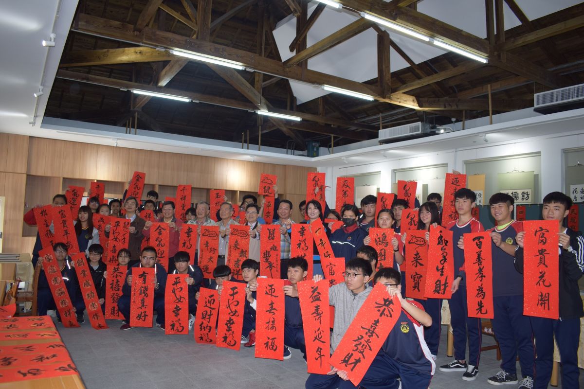 ▲北港農工在歷史建築舊圖書館的首場藝文講座「名家揮毫迎福鼠」。（圖／記者洪佳伶攝 ,2020.01.03）