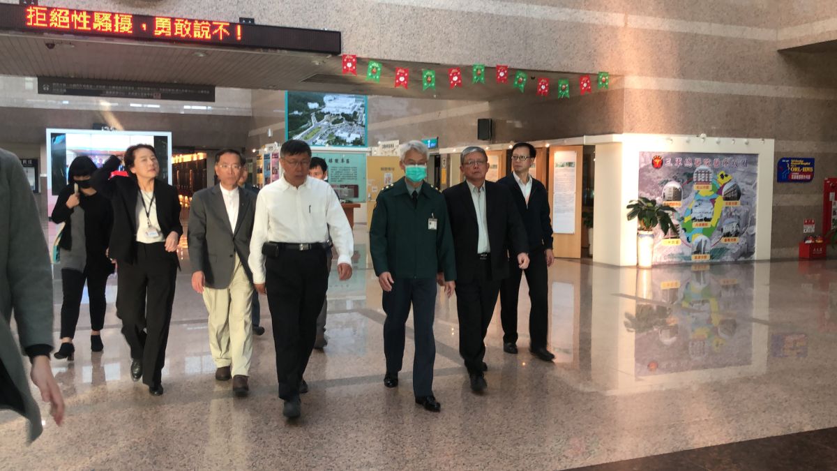 ▲台北市長柯文哲，今（3）天下午3點45分迪達三總探視黑鷹失事意外的傷者。（圖／記者劉雅文拍攝）