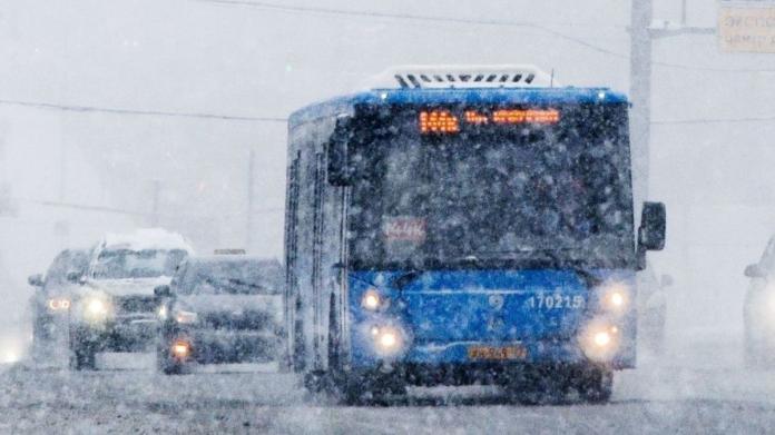 影／戰鬥民族日常？公車暴雪中行駛　乘客全成雪人仍淡定
