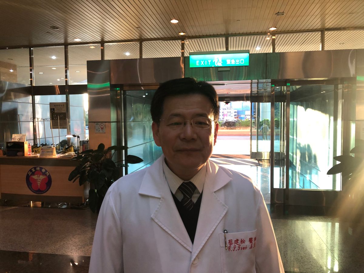 ▲三軍總醫院院長蔡建松今(3)天下午出面說明黑鷹失事的傷患最新情況，並表示成立專案小組進行檢討。（圖／記者劉雅文拍攝）