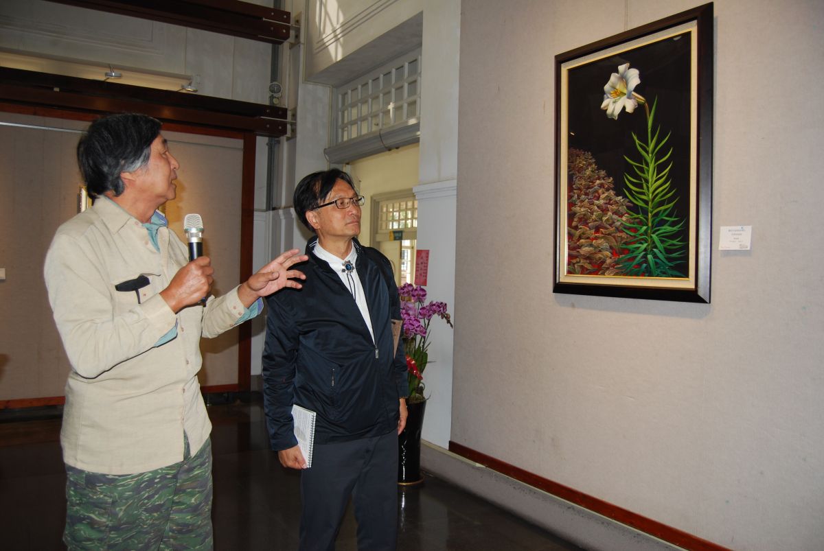 ▲施並錫老師向林世賢市長導覽解說邵潤洲生前的作品。（圖／記者陳雅芳攝，2020.01.03）