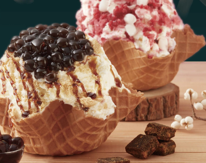 ▲美國連鎖冰淇淋品牌，首度跨界手搖杯，推出聯名款冰淇淋，呈現「吃的黑糖珍珠牛奶」。（圖／業者提供）