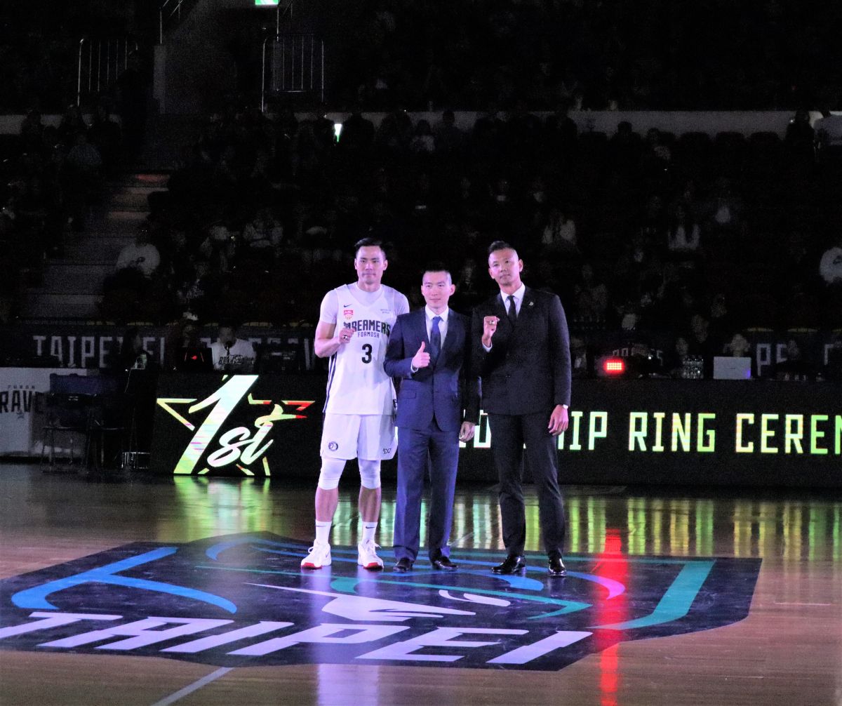 ▲ABL台灣內戰第3回合，賽前頒發總冠軍戒予「前隊友們」張宗憲和副領隊「黑人」陳建州。（圖／鍾東穎攝 ,2020.01.03）