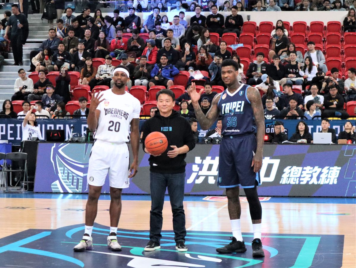 ▲ABL台灣內戰第3回合，富邦悍將新主帥洪一中開球。（圖／鍾東穎攝 ,2020.01.03）
