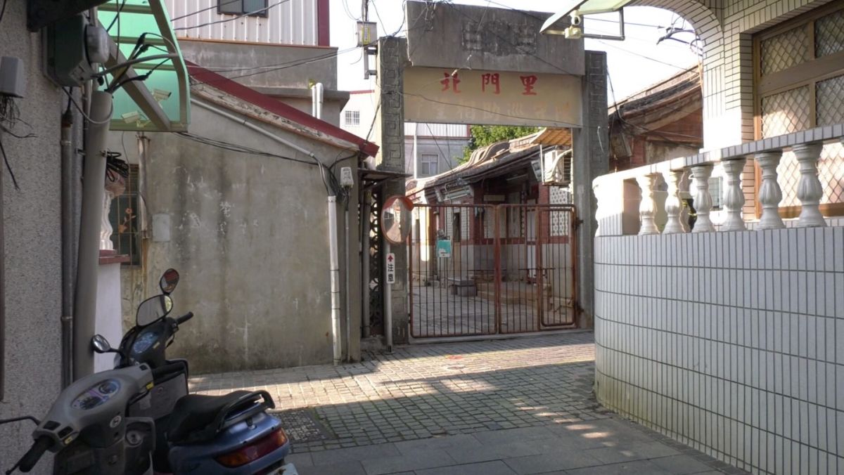 ▲情次室助次洪鴻鈞少將在這次黑鷹直升機墜毀中不幸喪生，鄰居聽聞噩耗不捨。（圖／蔡若喬攝, 2020.01.03）