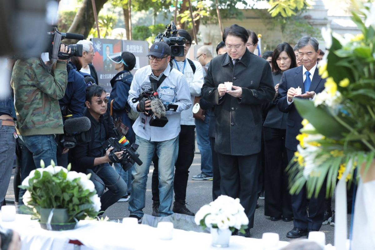 ▲基隆市長林右昌今(4)日率領市府首長前往悼念，並對於沈總長等國軍弟兄的殉職，表達萬分不捨與敬意。（圖／基隆市政府提供）