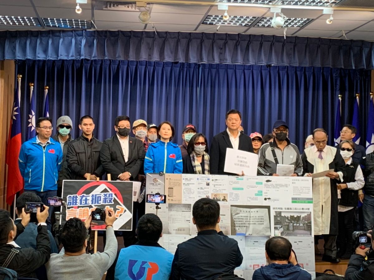 周錫瑋、王鴻薇帶著近10位遭到查水表的民眾開記者會。 (圖/記者吳承翰攝)