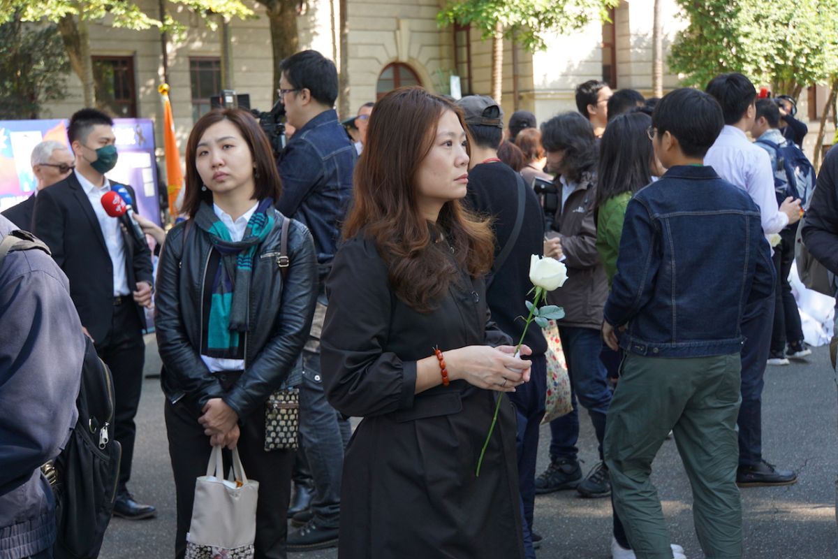 ▲台北賓館4日起開放民眾弔唁黑鷹失事罹難者，民眾獻花致意。（圖／記者呂炯昌攝, 2020.1.4）