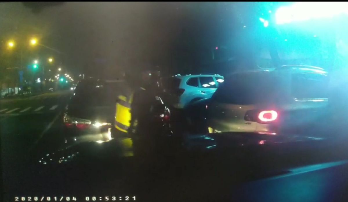 ▲高雄今(4)日凌晨驚傳休旅車拒檢衝撞警，警方連開22槍還擊，拒檢駕駛仍逃逸。（圖／記者郭凱杰翻攝，2020.01.04）