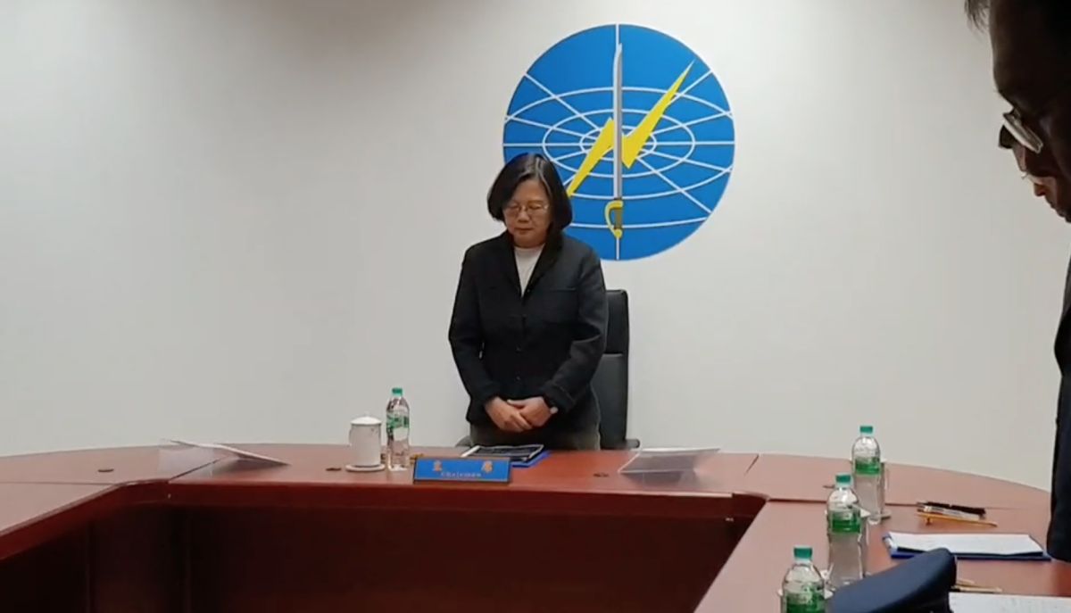 ▲蔡英文總統4日下午前往宜蘭空軍雷達第一分隊視察，為殉職軍官默哀。（圖／總統府提供）