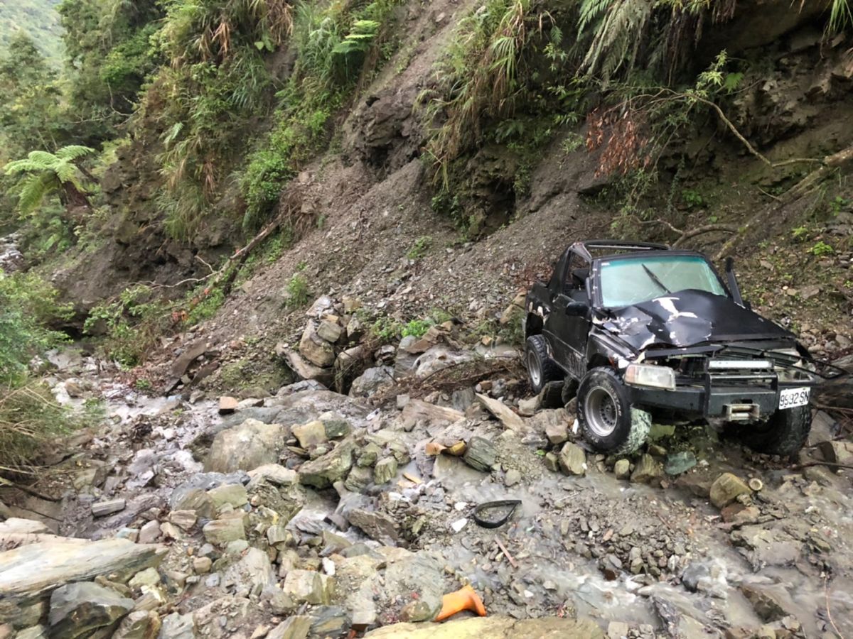 ▲今凌晨，一輛吉普車在卓溪的清水林道摔落山谷。（圖／玉里分局提供）