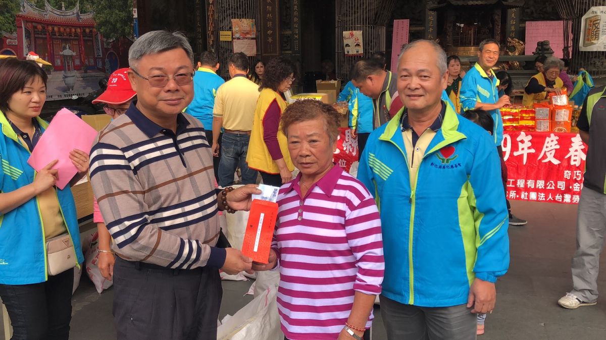 ▲北斗警分局結合彰化縣慈化慈善會等團體舉行寒冬送暖關懷低收入戶活動，發送民生物資及紅包給弱勢民眾好過年。（圖／記者陳雅芳攝，2020.01.04）