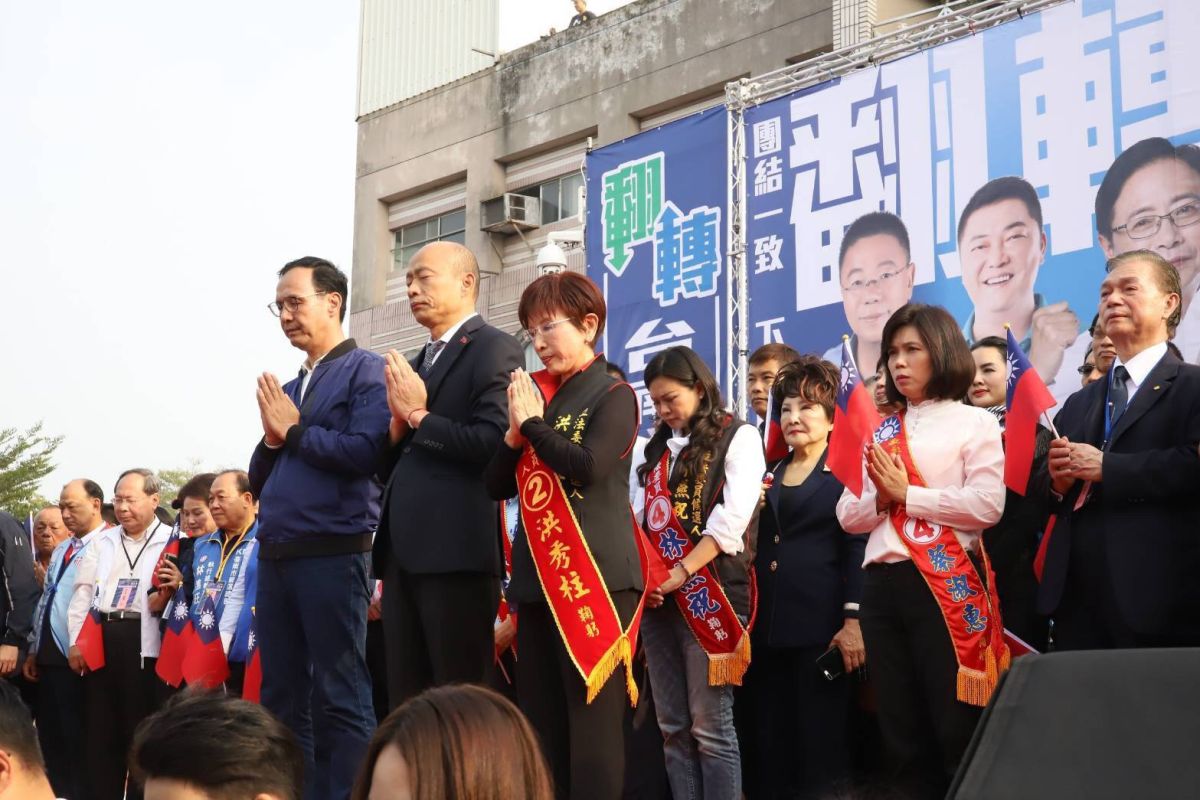 在造勢活動上，韓國瑜等人先為在黑鷹直升機迫降的軍職人員默哀。 (圖/韓國瑜競選辦公室提供)