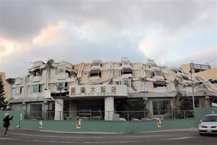 ▲澎湖「海豚灣飯店」進行拆除工程時，發生大樓傾倒的意外事件，將鄰房撞破了好幾個大洞。（圖／記者張塵攝，2020.01.04）